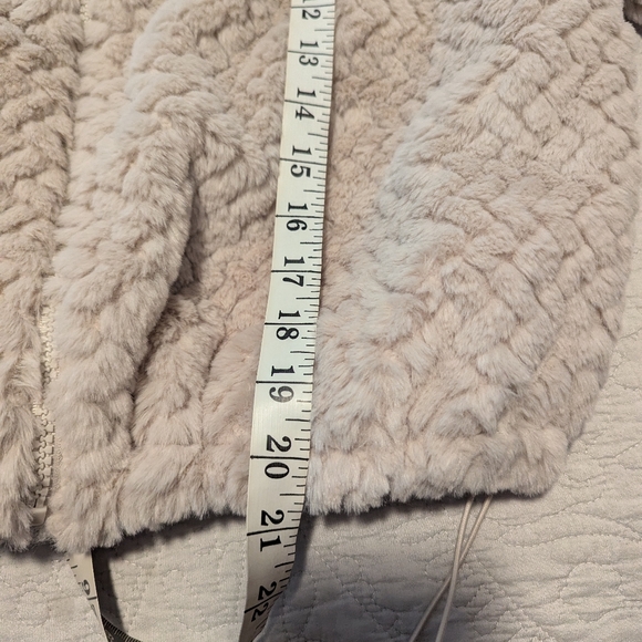 Short , fur, waist jacket. Lined, pockets, zippered, stand . - Picture 4 of 6